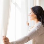 朝日を浴びる女性