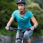 サイクリングを楽しむ女性