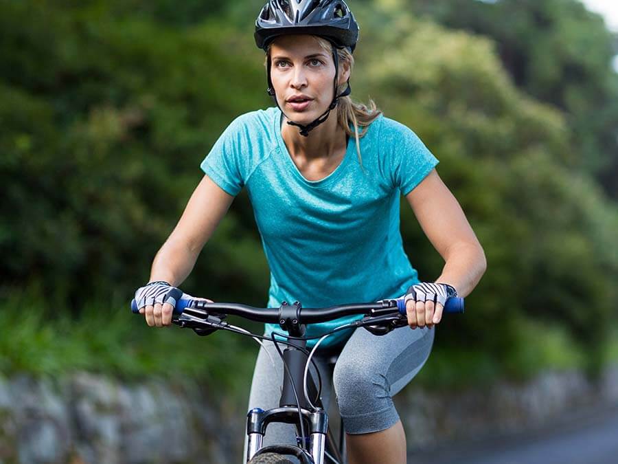 サイクリングを楽しむ女性