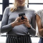 携帯の画面を見る女性