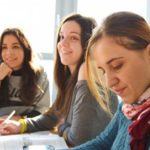 勉強をする女性