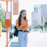 待ち合わせをしている女性