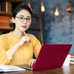 勉強をする女性