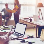 仕事に励む女性