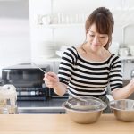 料理を作る女性