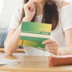 通帳を眺める女性
