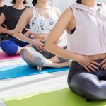 ヨガに取り組む女性